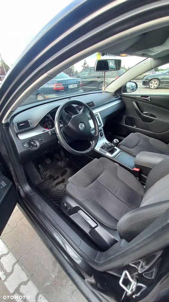 Volkswagen Passat - 1
