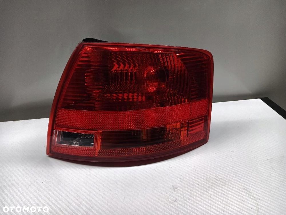 LAMPA TYŁ TYLNA PRAWA AUDI A4 B7 KOMBI 8E945096E - 1