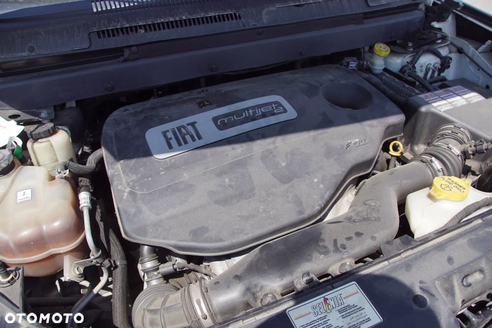 Auto na części - Fiat Freemont 2.0 MultiJet 170 KM 939B5000 62TE PWH 2014R Silnik Skrzynia Drzwi Maska Błotnik Klapa Zderzak Lampa Lusterko Klamka Szyba Deska Kokpit Sterownik Moduł Czujnik Licznik Wyświetlacz Panel Kierownica - 17