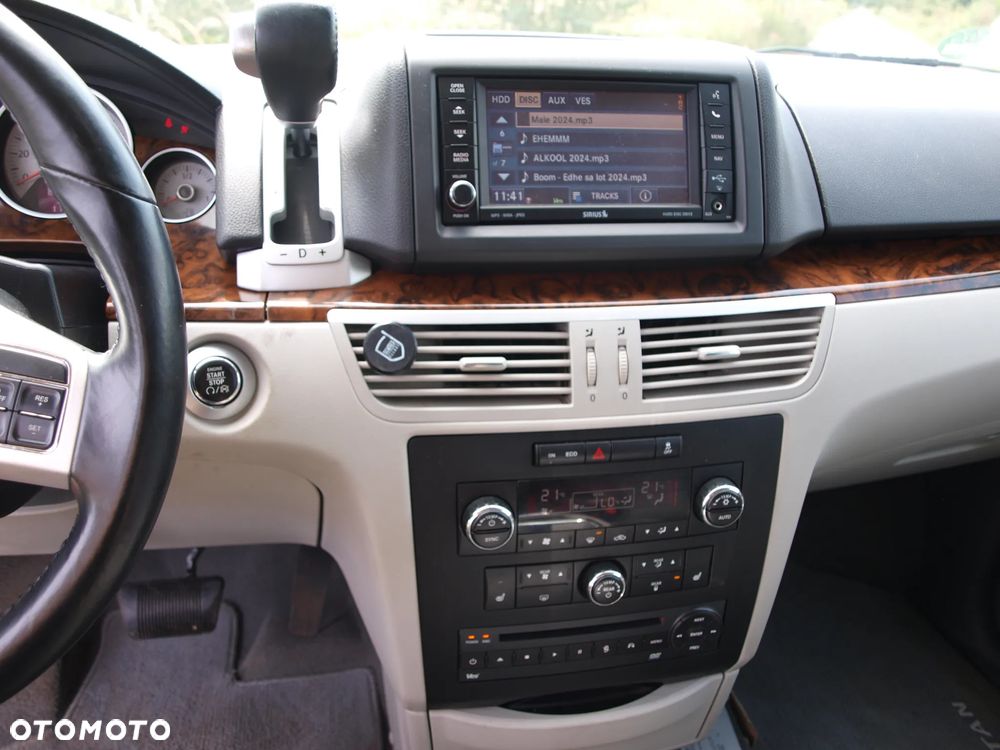 Volkswagen Routan - 39
