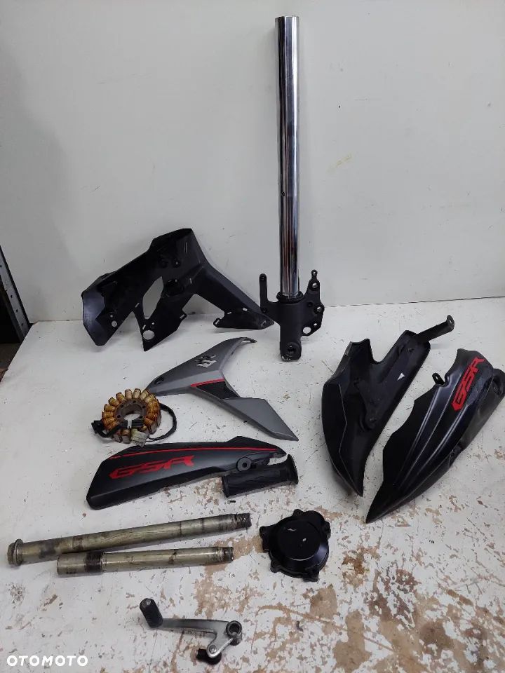 Suzuki GSR 750 owiewka pług laga oś dekiel - 1