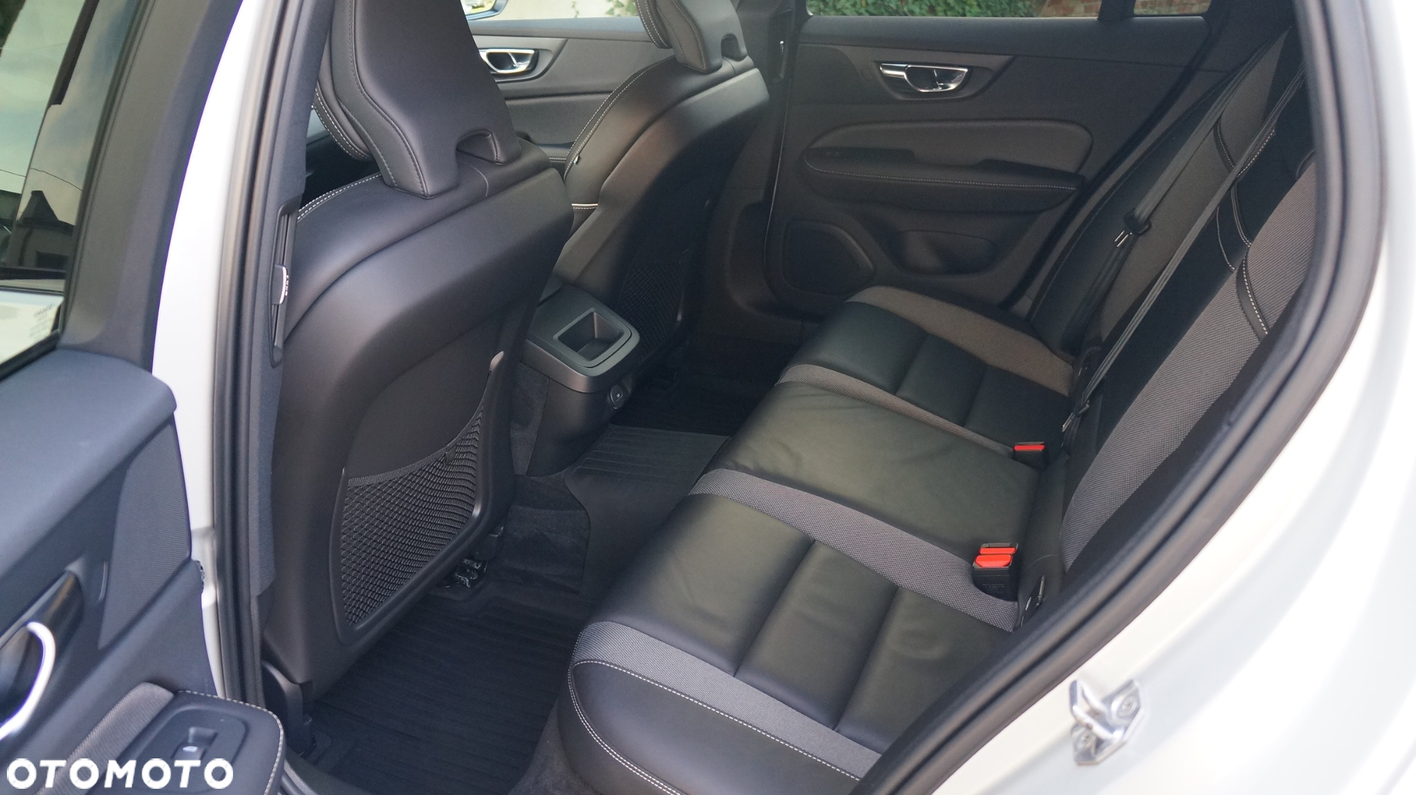 Volvo V60 D4 Geartronic R-Design - 36