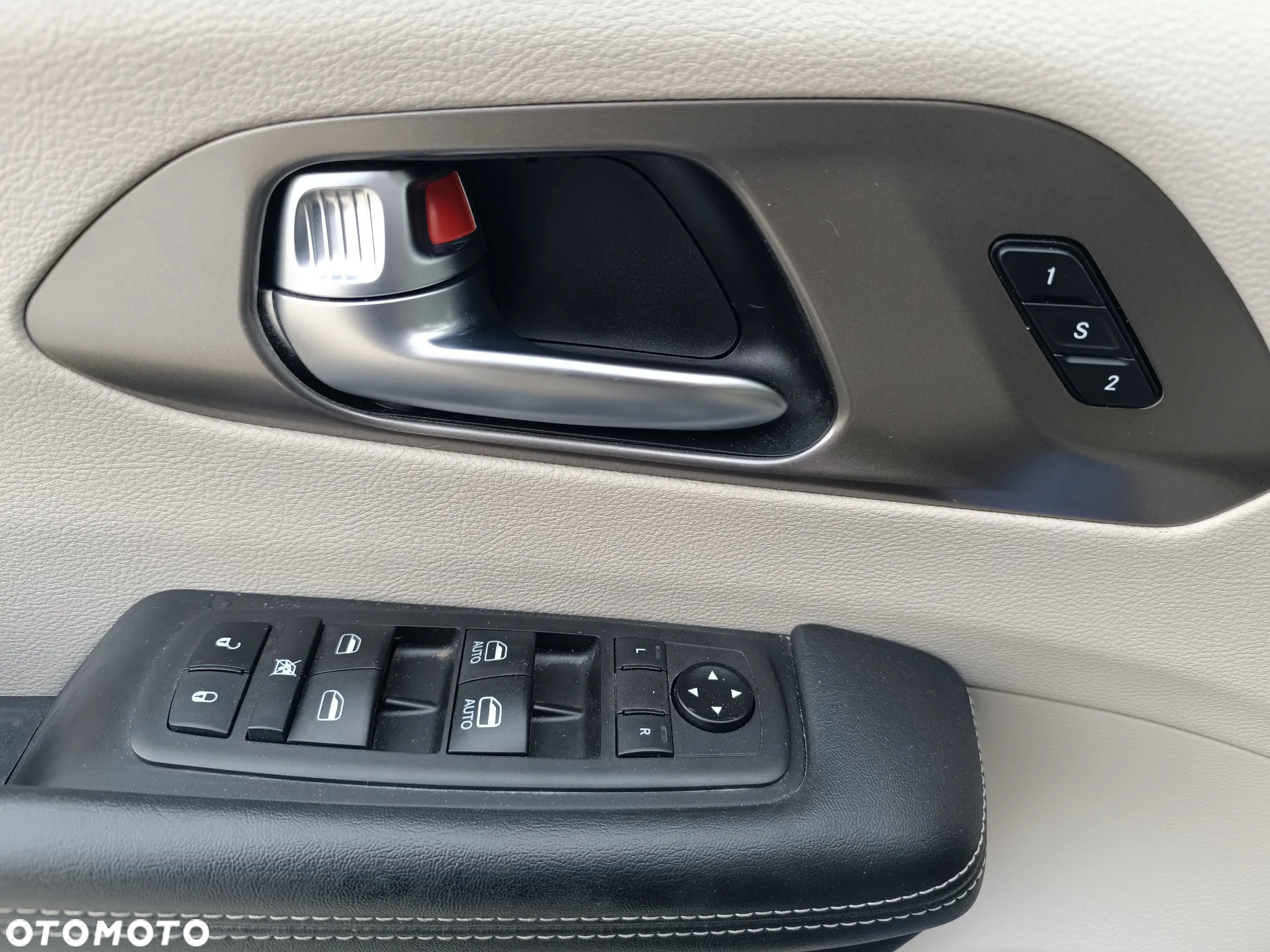 Chrysler Pacifica - 33