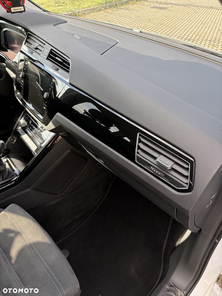 Volkswagen Touran - 32