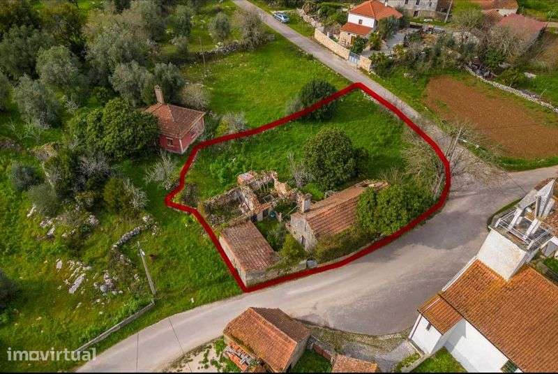 Casa em pedra para recuperar. Terreno plano no centro da aldeia