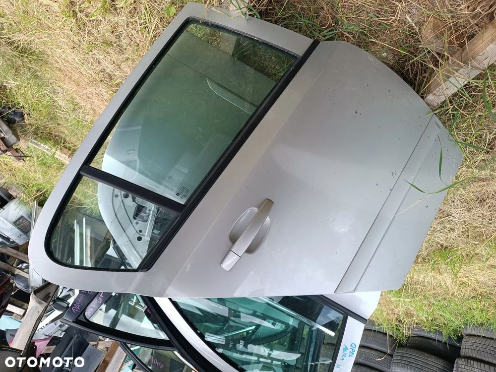 OPEL ASTRA H 2004R DRZWI TYŁ TYLNE  PRAWE HB SREBRNE - 1