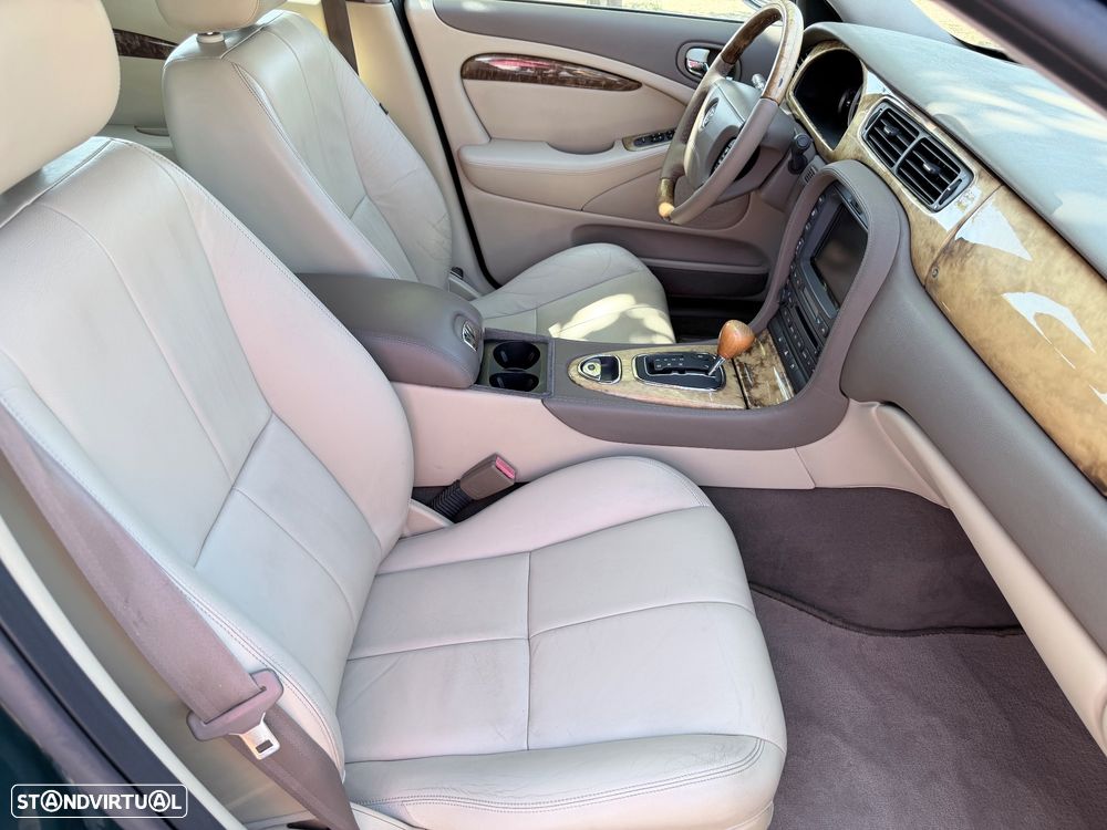 Jaguar S-Type 3.0 V6 Executive Auto. - 11