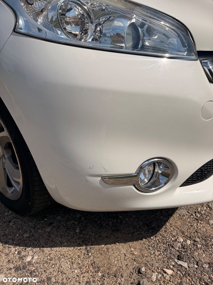 Peugeot 208 - 8