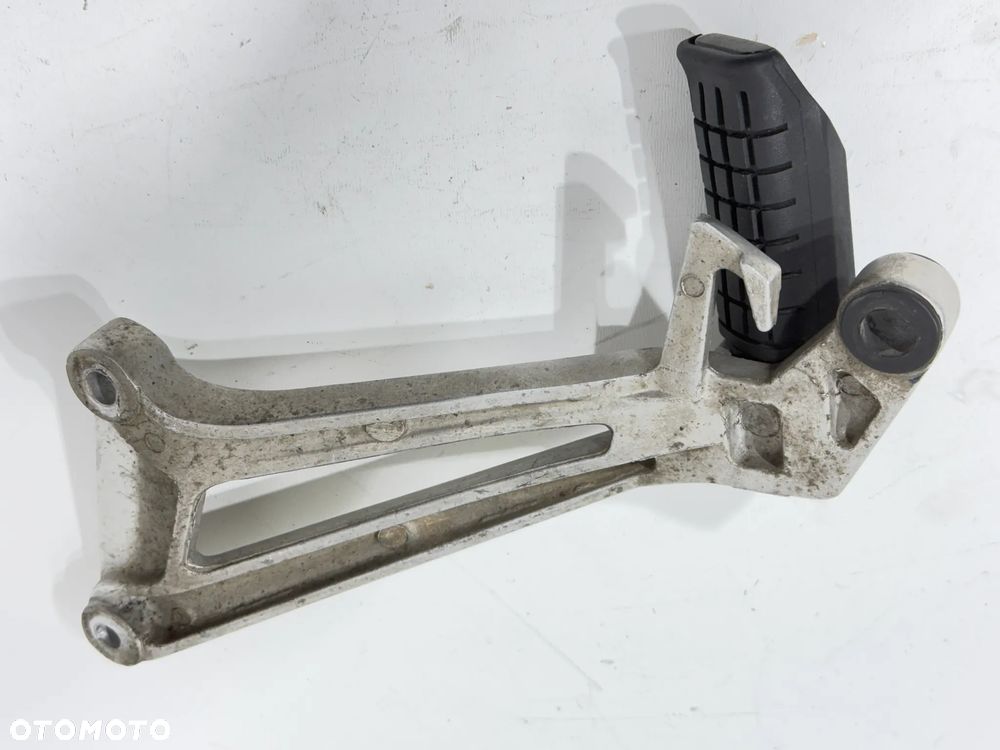 Podnóżek tył P honda CBR 125 JC39    07-11R - 5