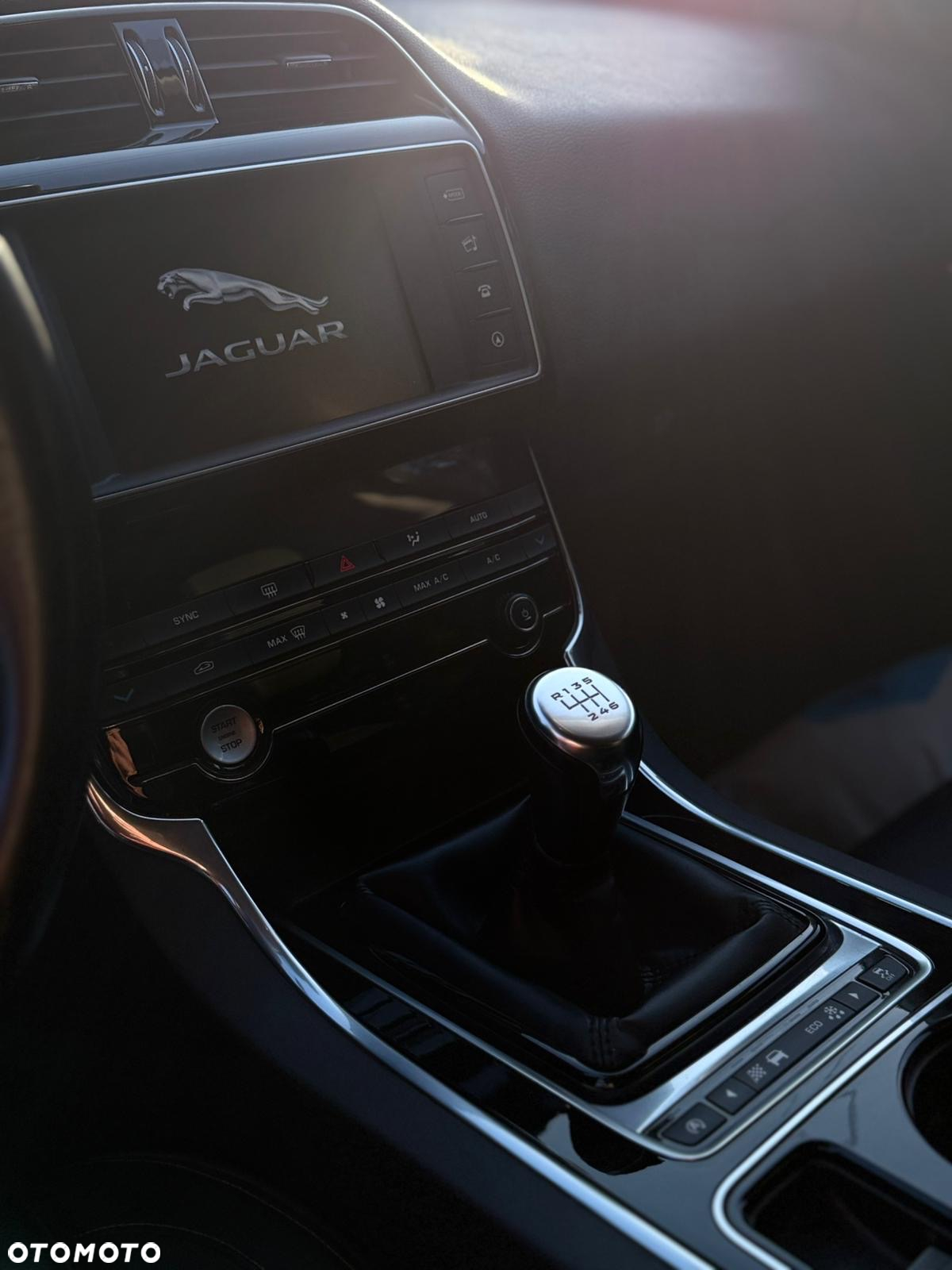 Jaguar XE E-Performance Pure - 4