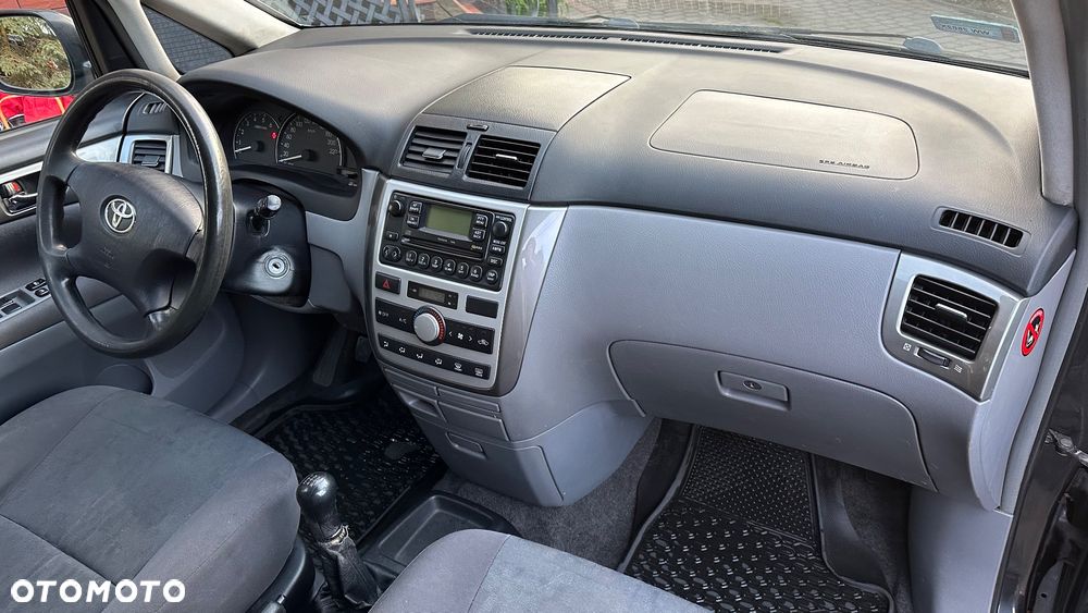 Toyota Avensis Verso - 11