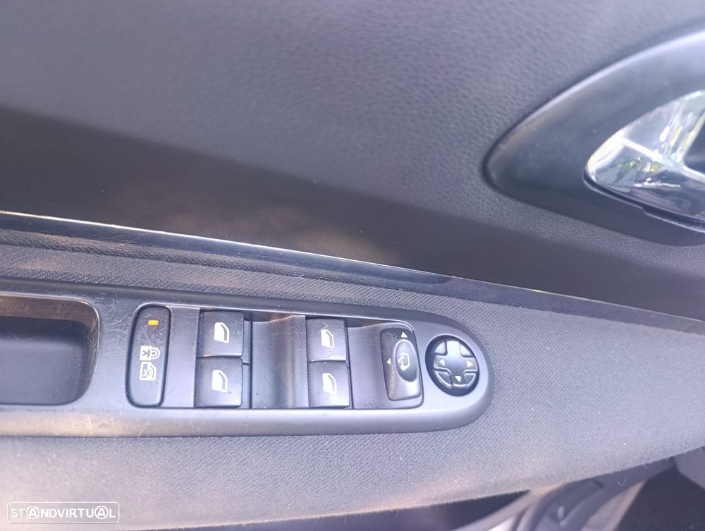 Peugeot 3008 2.0 HDi Hybrid4 - 11