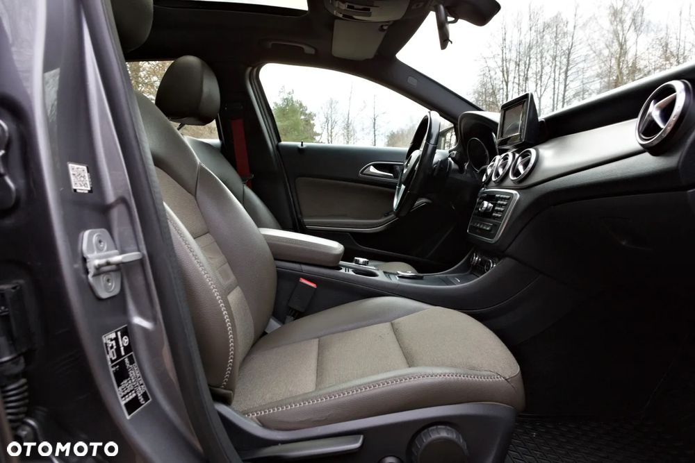 Mercedes-Benz GLA 200 7G-DCT - 17