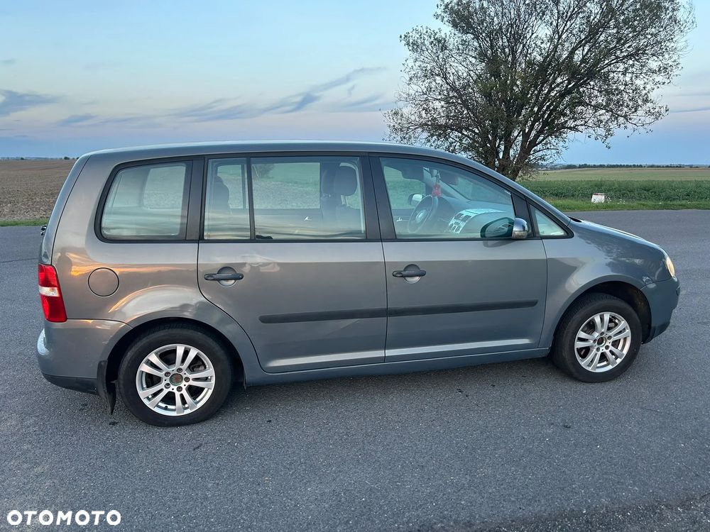 Volkswagen Touran 1.6 FSI Basis - 4