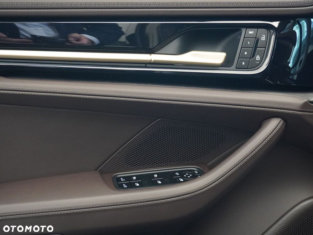 Porsche Panamera 4 - 22