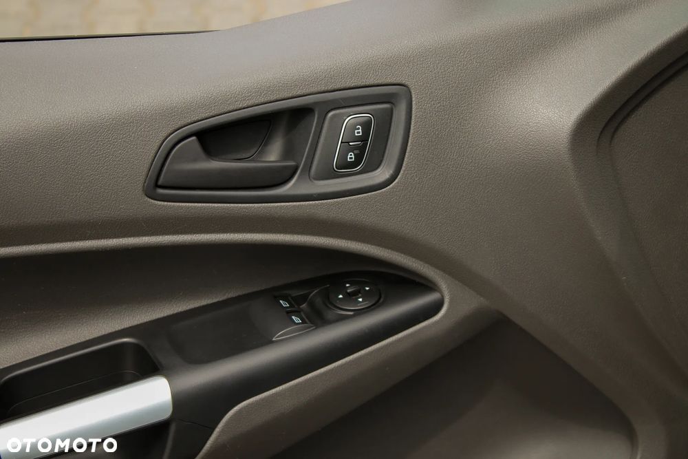 Ford Connect MAX - 34