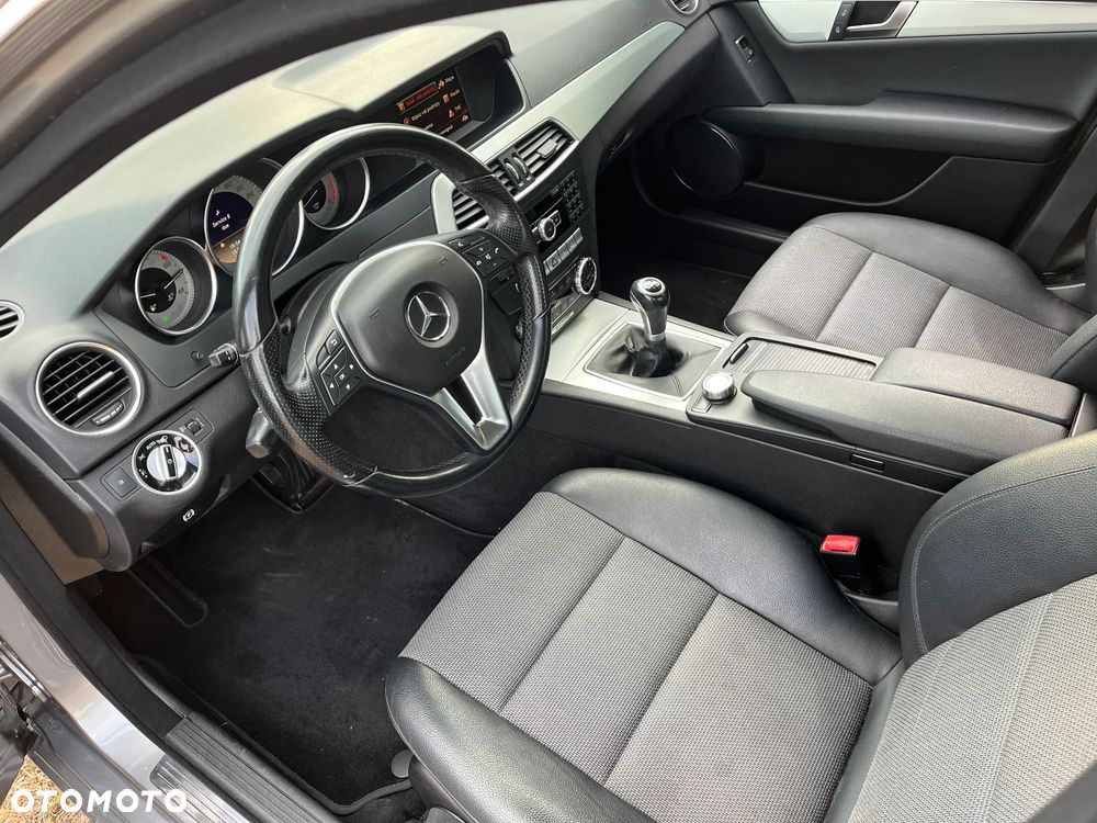 Mercedes-Benz Klasa C 180 CGI BlueEFFICIENCY Avantgarde - 32