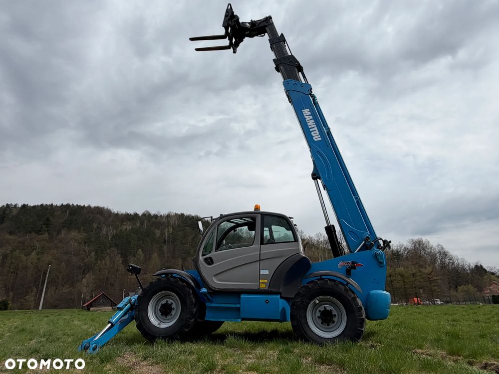 Manitou MT1840. Ładowarka Teleskopowa 18 metrów wysuw! UDŹWIG 4 TONY! Przebieg 2600 mtg. jak Nowa z SALONU. 2016 rok. z Norwegii z Gospodarstwa rolnego! Silnik PERKINS Turbo 110 km. Aktualne Serwisy w Dekra. Nowy Model sterowane wszystko z 1 dżojstika. Ani deka luzów czy wycieku. OKAZJA! Jazda REWERS + 4 biegi. Skręt 3 tryby. Wyjście Hydrauliczne pod przyczepę i oświetlenie, Poziomowanie ośi stabilizatory! Wyjścia Hydrauliczne na maszt! Okazja - 2
