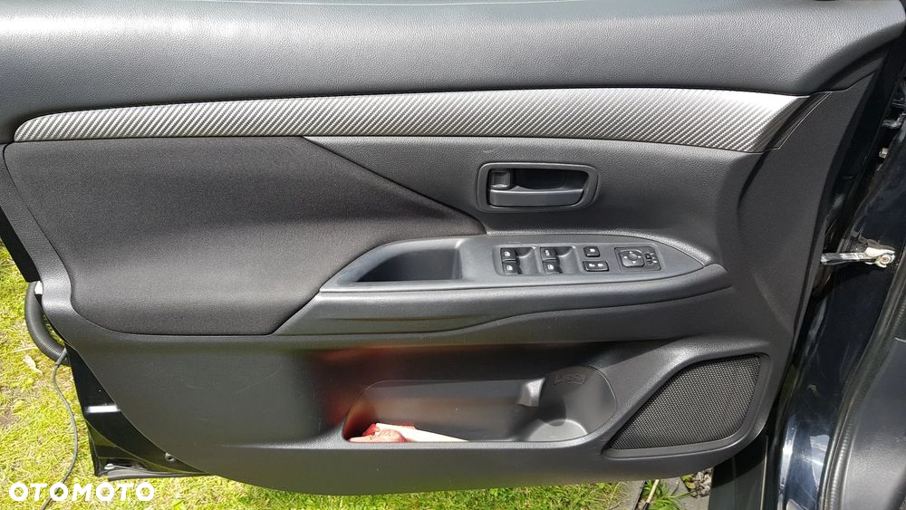Mitsubishi Outlander 2.0 Invite + 2WD - 32
