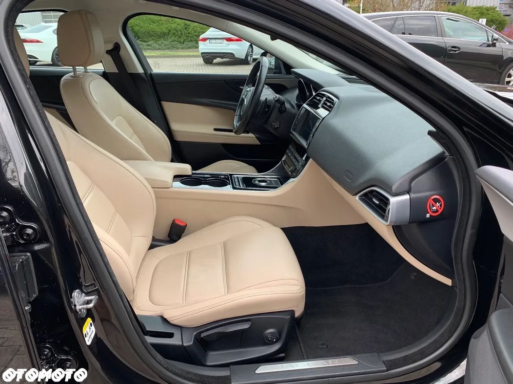 Jaguar XE 2.0 D Prestige - 11