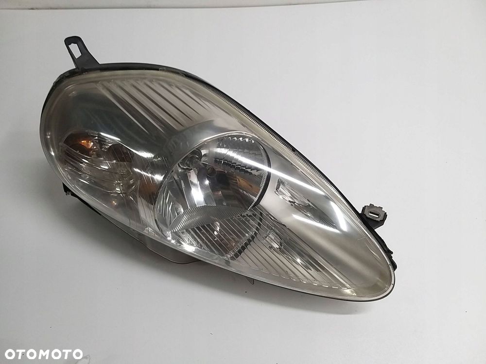 fiat grande punto lampa prawy przód przednia 06r-