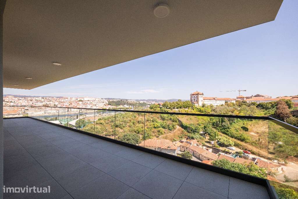 Apartamento T4 com garagem em zona de Santa Clara - Grande imagem: 2/28