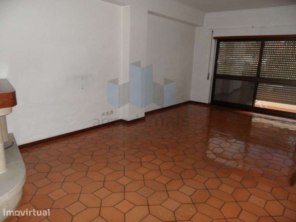 ARRENDA-SE APARTAMENTO T2 COM GARAGEM JUNTO SOLUM - Grande imagem: 3/13