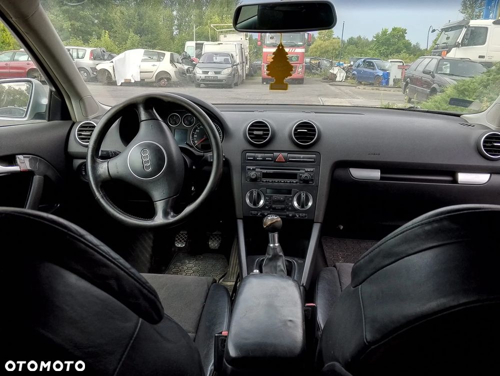 Audi A3 8P (03-13r.) 2.0 TDI 140KM. Silnik BKD Skrzynia GRF lakier LY7W/5B.Cały na części. GWARANCJA !!!  Przód Tył Zestaw Komplet Drzwi Klapa Zderzak Błotnik Maska Grill Atrapa Szyba Pas Lampa Lusterko Boczki Fotel Kanapa Kokpit Deska Rozdzielcza Przełącznik Włącznik Sterownik Przewody Wiązka Instalacja Moduł Komputer Czujnik Listwa Pompa Alternator Wtryski Głowica Rozrusznik Kompresor Sprzęgło Dwumas Silnik Skrzynia ABS Klimatyzacji Paliwa Wspomagania Kolektor Turbina Przepustnica Zawór Chłodnica Koło Hak Belka Sanki Zawieszenie Mcpherson Półoś Amortyzator Wydech Tłumik Zacisk Most - 8