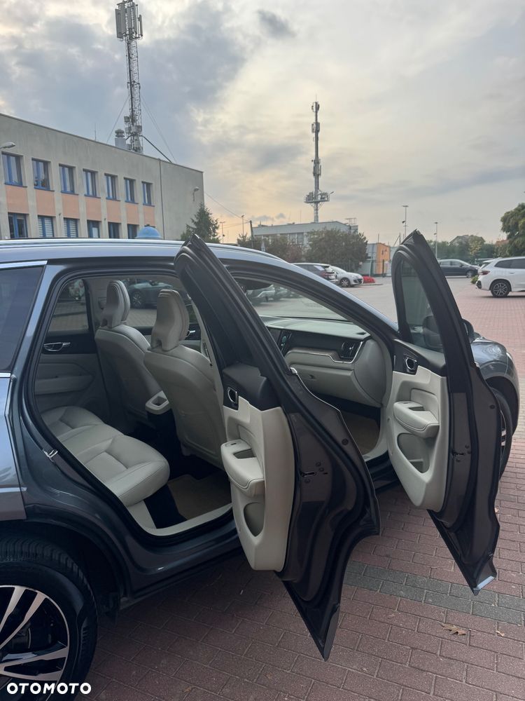 Volvo XC 60 T5 AWD Momentum - 4