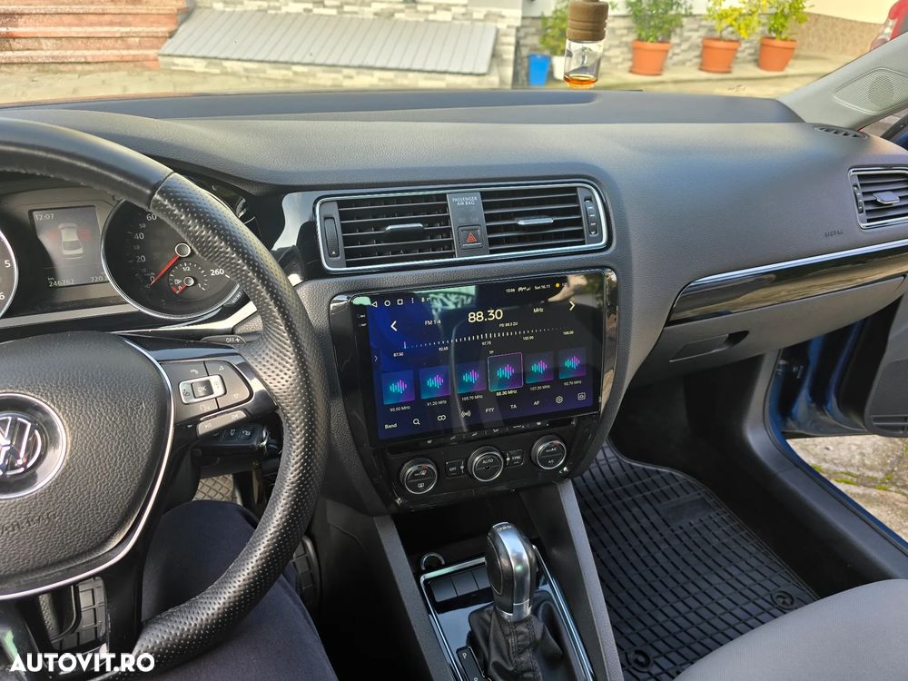Volkswagen Jetta 2.0 TDI DSG Highline - 17