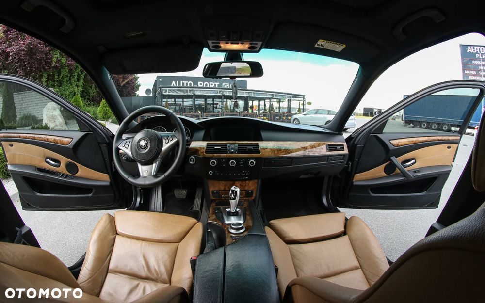 BMW Seria 5 550i - 10