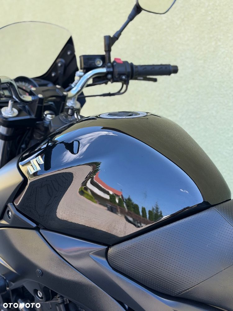 Suzuki GSR - 34