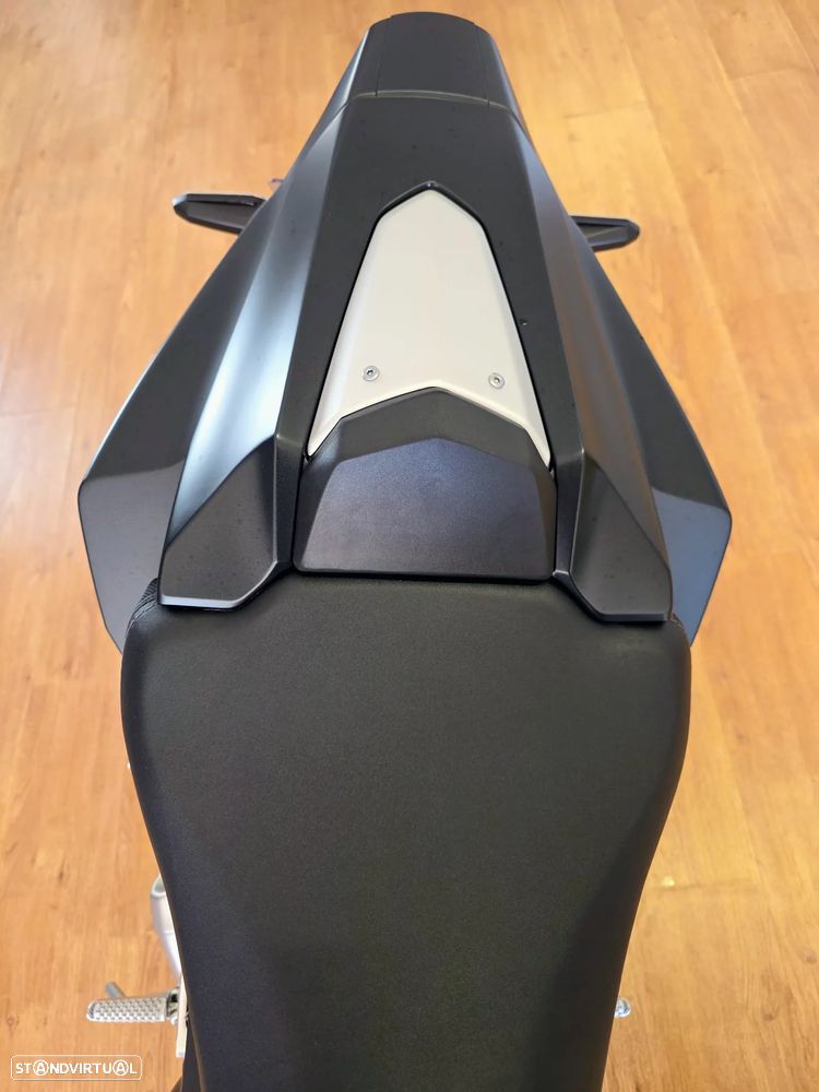 Honda CB R - 18