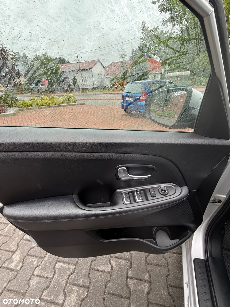 Kia Carens 1.7 CRDi 115 Dream Team Edition - 24