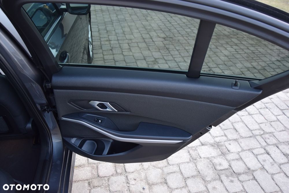 BMW Seria 3 318d Edition M Sport Shadow - 30