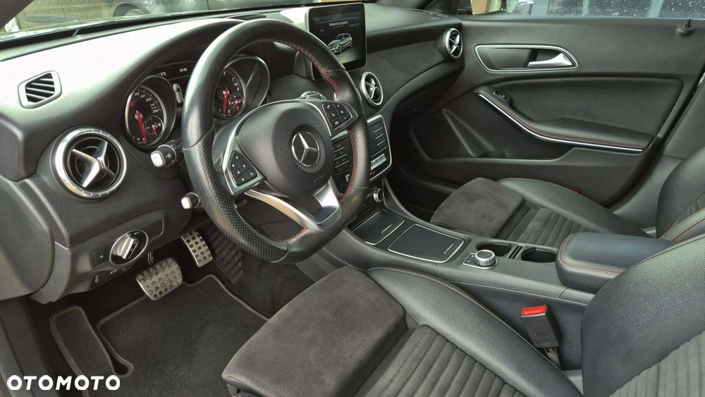 Mercedes-Benz CLA 200 7G-DCT AMG Line - 14