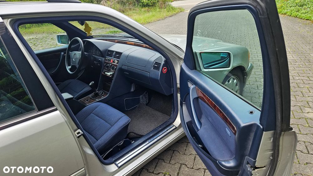 Mercedes-Benz Klasa C 180 T Elegance - 11