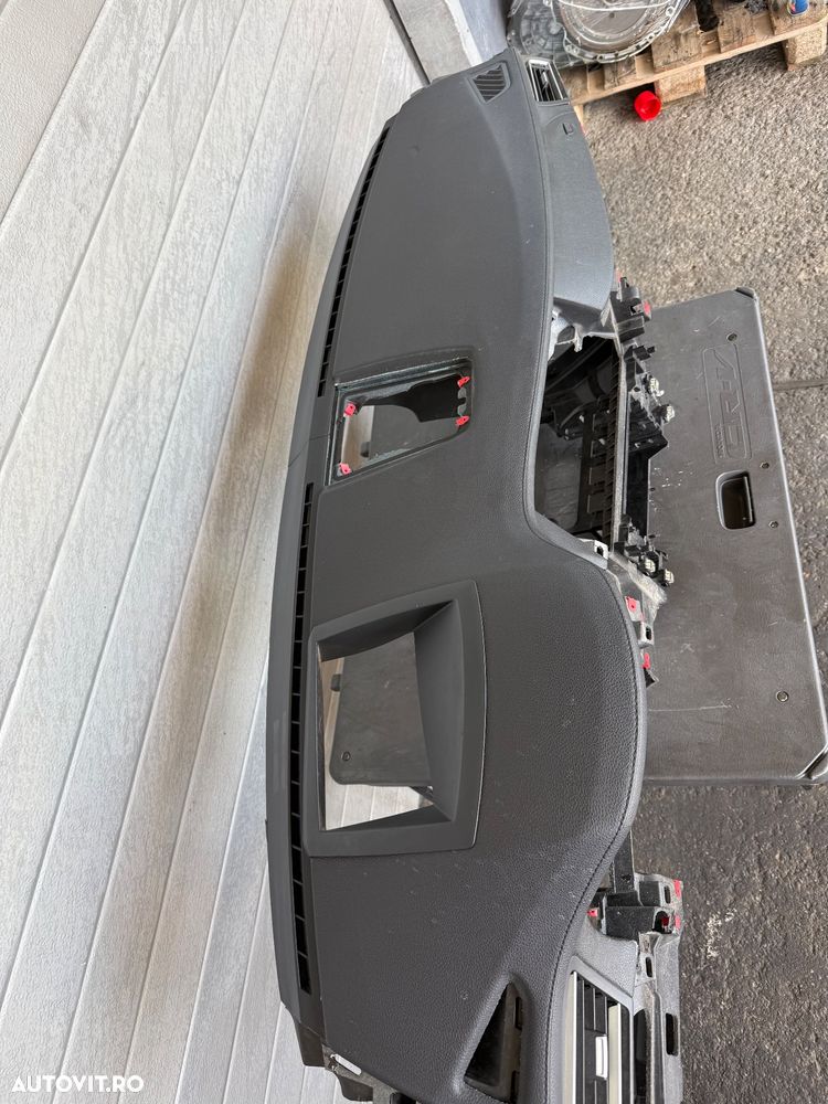 Planșă bord BMW Seria 7 F01 / F02 (cu HUD) - Volan pe stânga LHD Cu un defect - 1