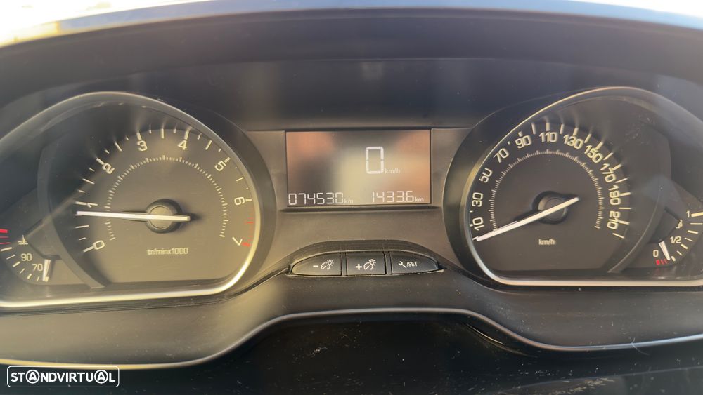 Peugeot 208 1.2 PureTech Signature - 6