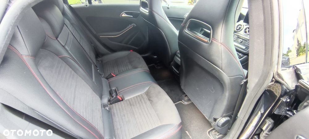 Mercedes-Benz CLA 220 4-Matic AMG Line - 23