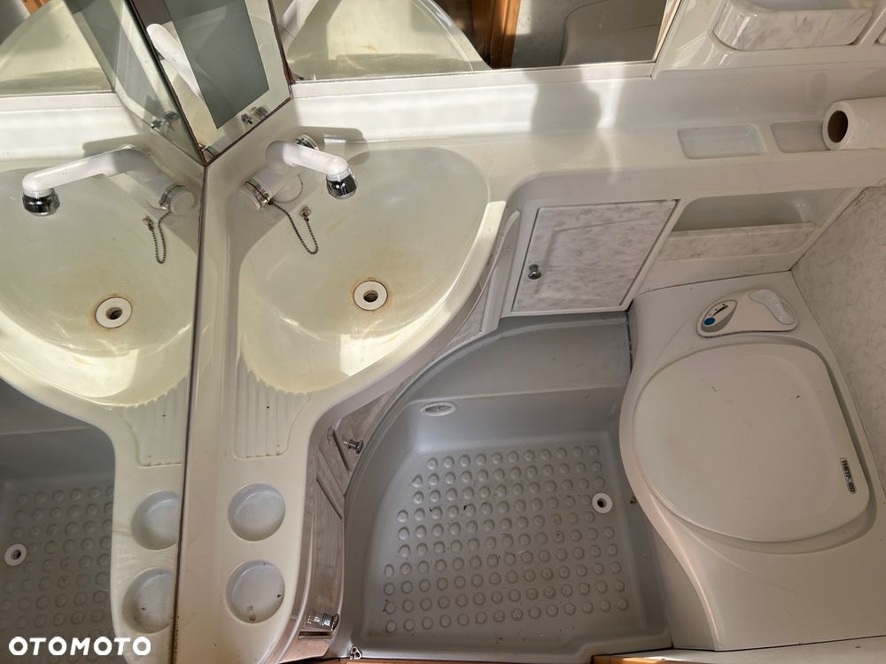 Hobby 495 zadbana z przedsionkiem i napędem - 24