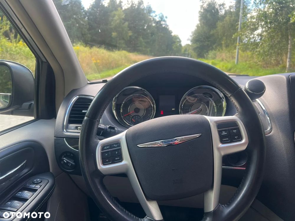 Chrysler Town & Country 3.6 Limited - 14