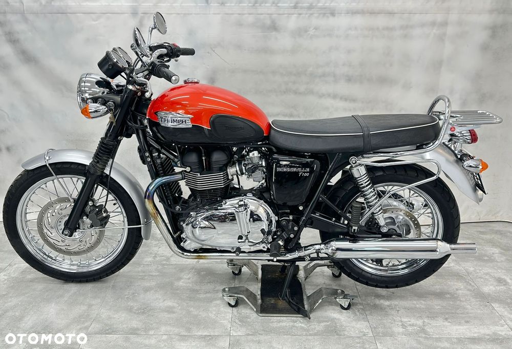 Triumph Bonneville - 2