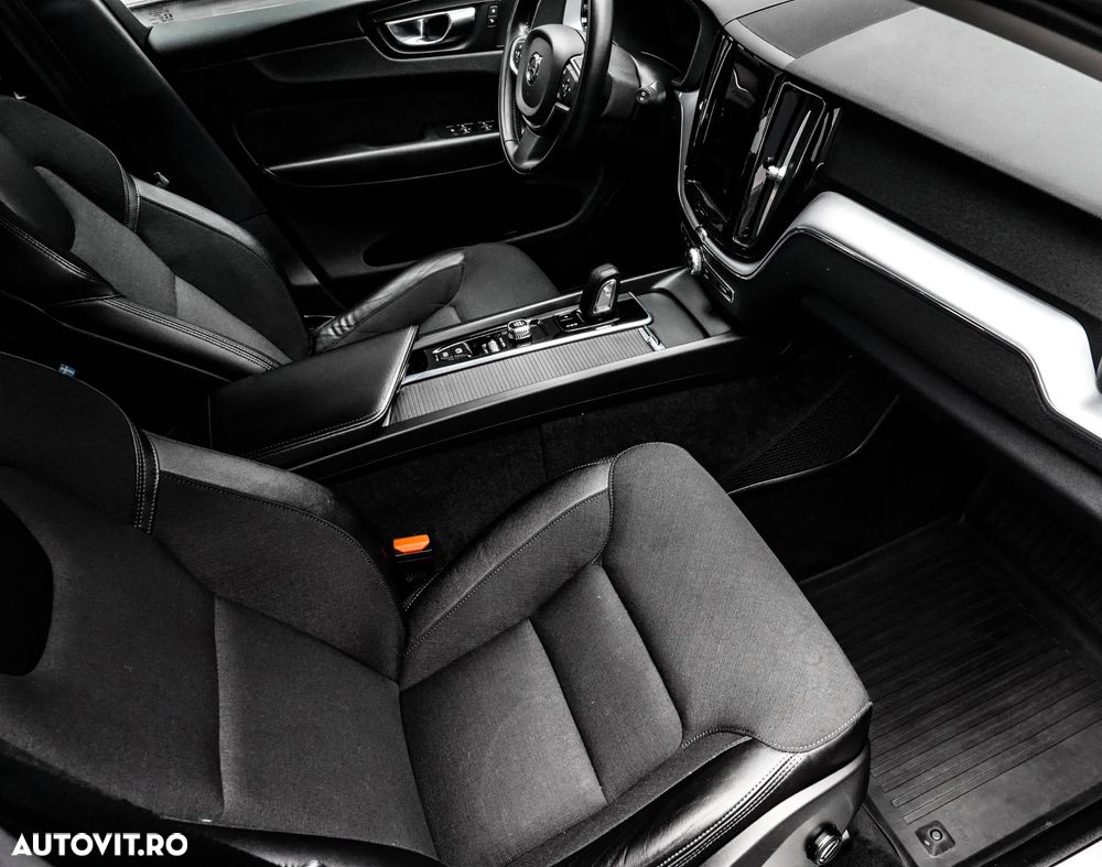 Volvo XC 60 B4 MHEV AT8 AWD Momentum Pro - 12