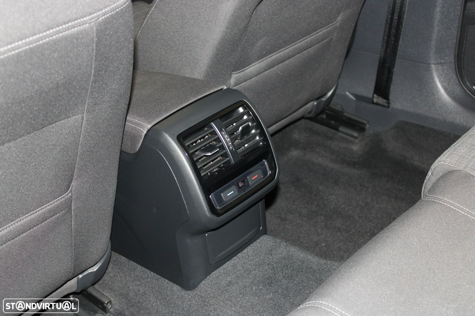 VW Passat Variant 1.6 TDI Business DSG - 33