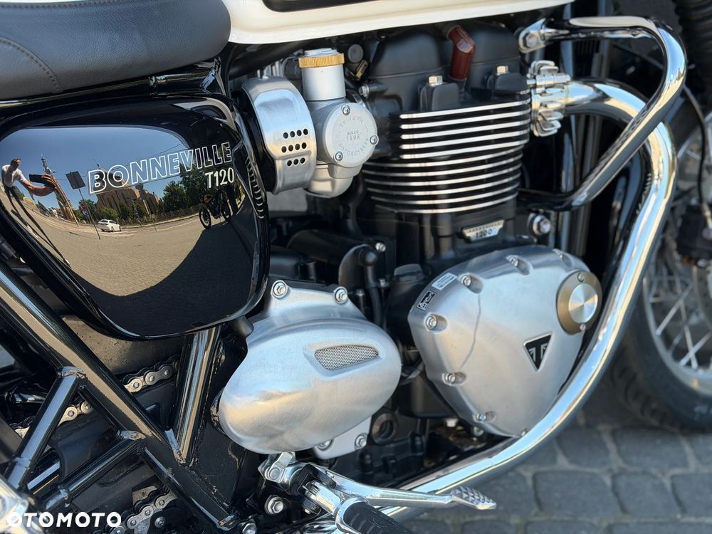 Triumph Bonneville - 4