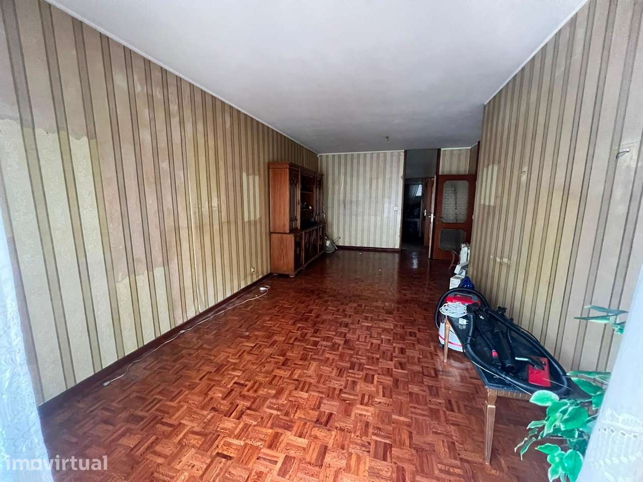 Apartamento T4 no Carvalhido com 3 casas de banho e varanda - Grande imagem: 3/16