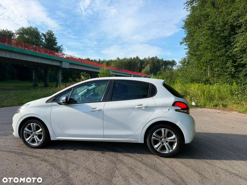 Peugeot 208 1.2 PureTech GPF Signature S&S - 12