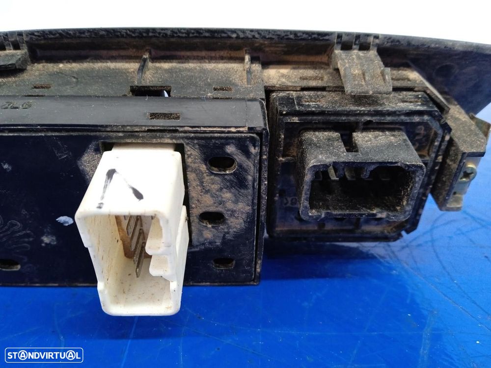 COMANDO ELEVADOR DE VIDRO FRONTAL ESQUERDO HYUNDAI COUPE 2005 -935702C500 - 2