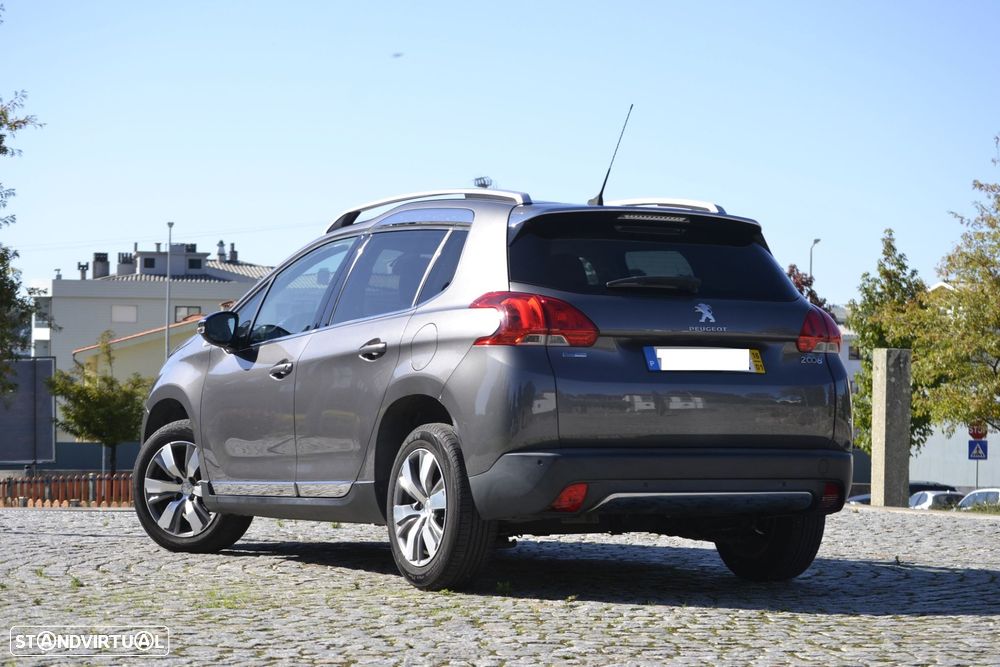 Peugeot 2008 1.2 PureTech Allure - 4